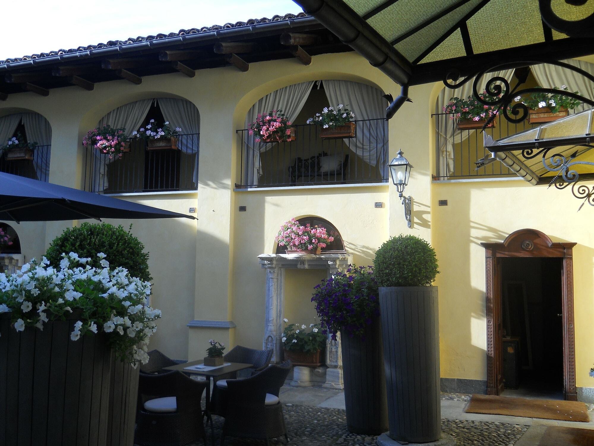 Hotel Villa Beccaris Monforte dʼAlba Eksteriør bilde